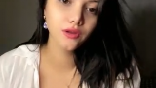 Bloom ifşa Sexy kız evinde gece yayını yaptı