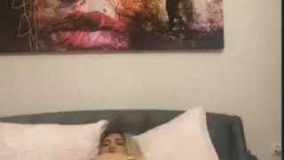 Afrodit Zena ifşa Dildoyu vücudunda gezdirdi