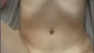 Daracık amcığını parmaklatıp siktirdi