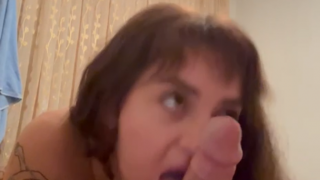 Sakso Porno Meribabe müşterinin sikini yaladı