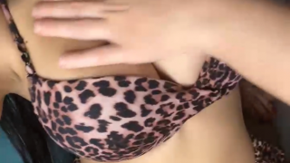 Tango leopar ifşa Tokmakçısına memelerini okşattı