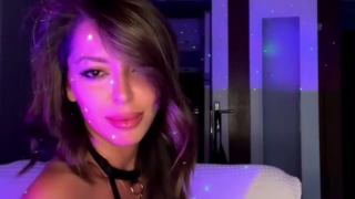 Gece ifşa Seksi sikiş kostümüyle yayında