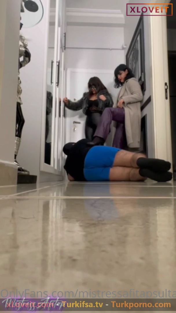 Sahibe Mistress Afitap eve arkadaşıyla gelip kölesine eziyet etti