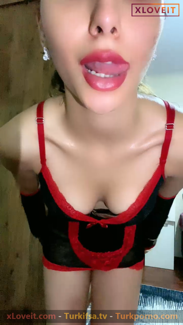 Çağla ifşa Mavi gözlü kızın nude yayınını seyret