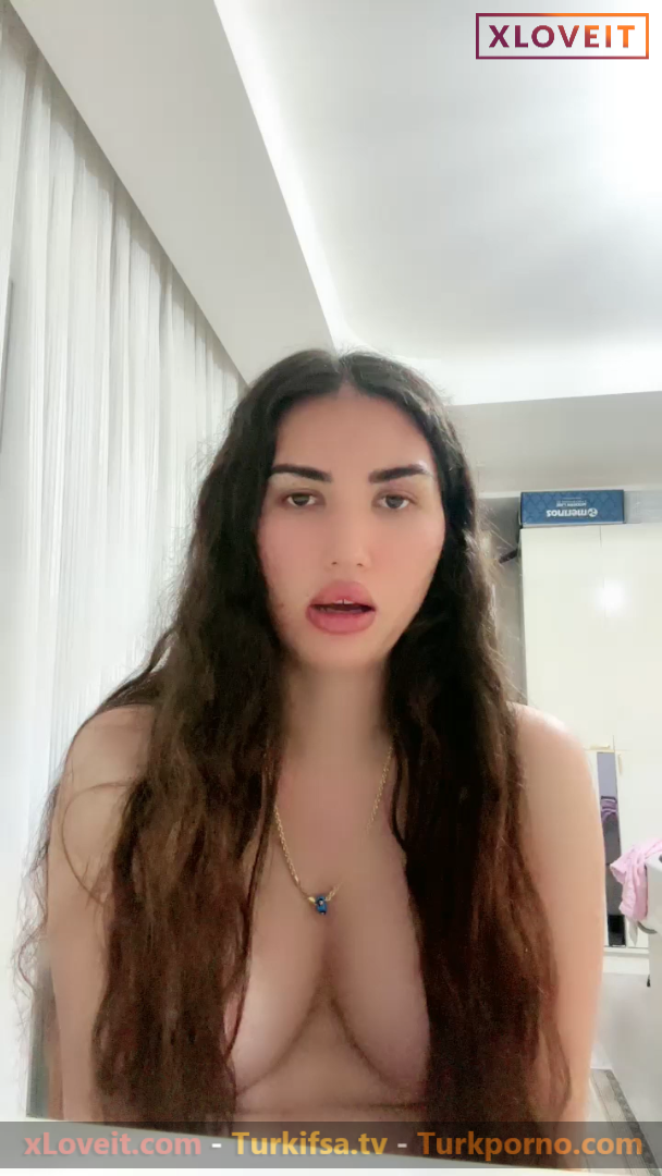 Tango Ays ifşa Memelerini saçlarıyla gizleyip yayın yaptı