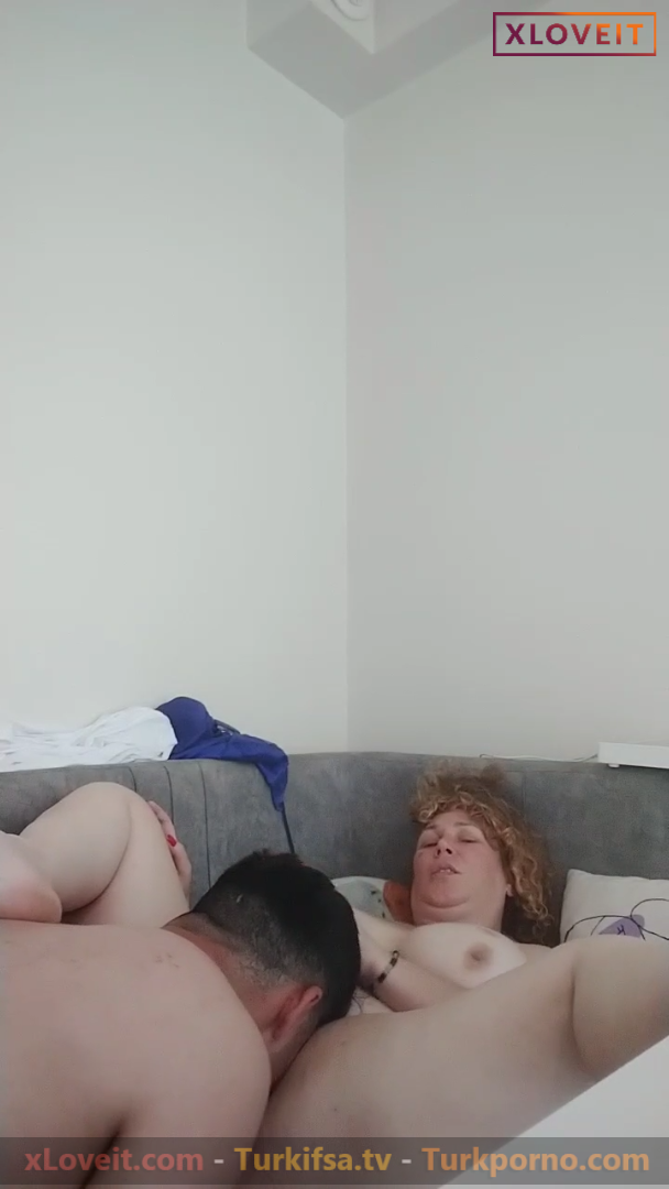 Am Yalama Porno Kleo zevkle amcığını yalattı