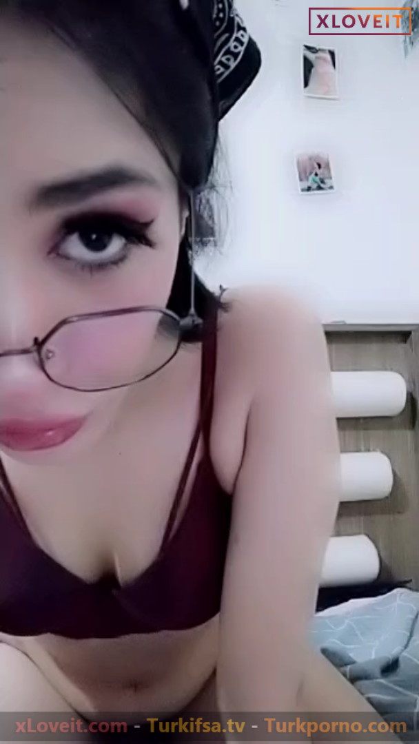 Asyakul ifşa Gözlüklü çıtırın amcık parmaklaması