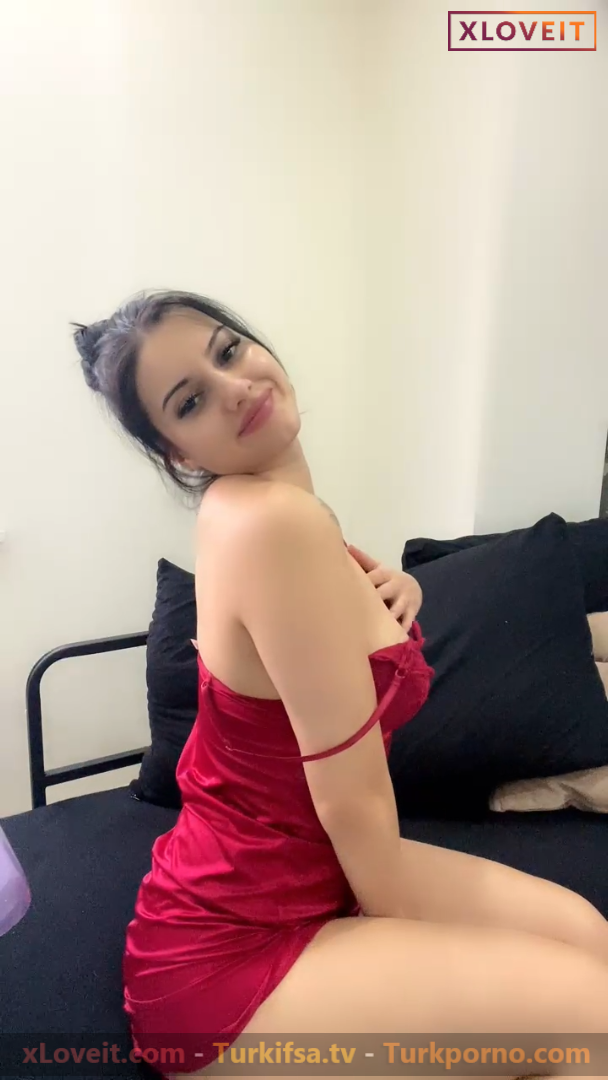 Bloom ifşa Kırmızı gecelikli yayınını seyret