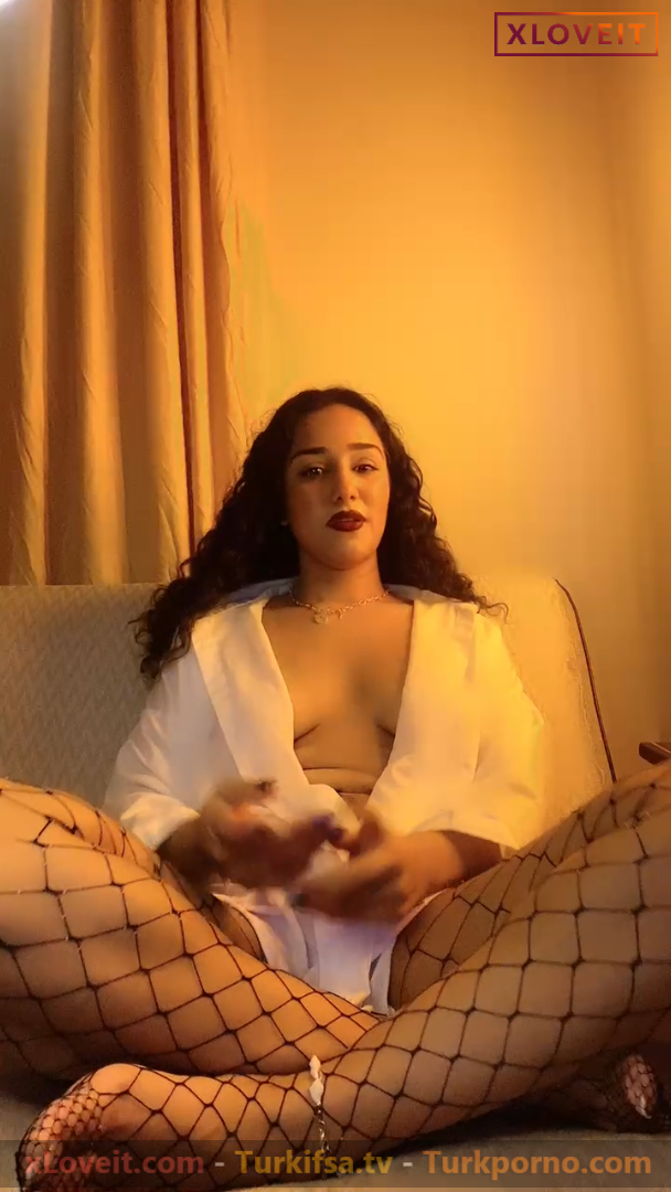 Curly ifşa Büyük götlü hatun gömlekle yayında