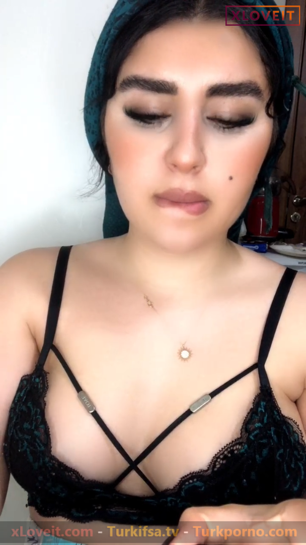 Hasret ifşa Türbanlı kızdan meme dekolteli yayın