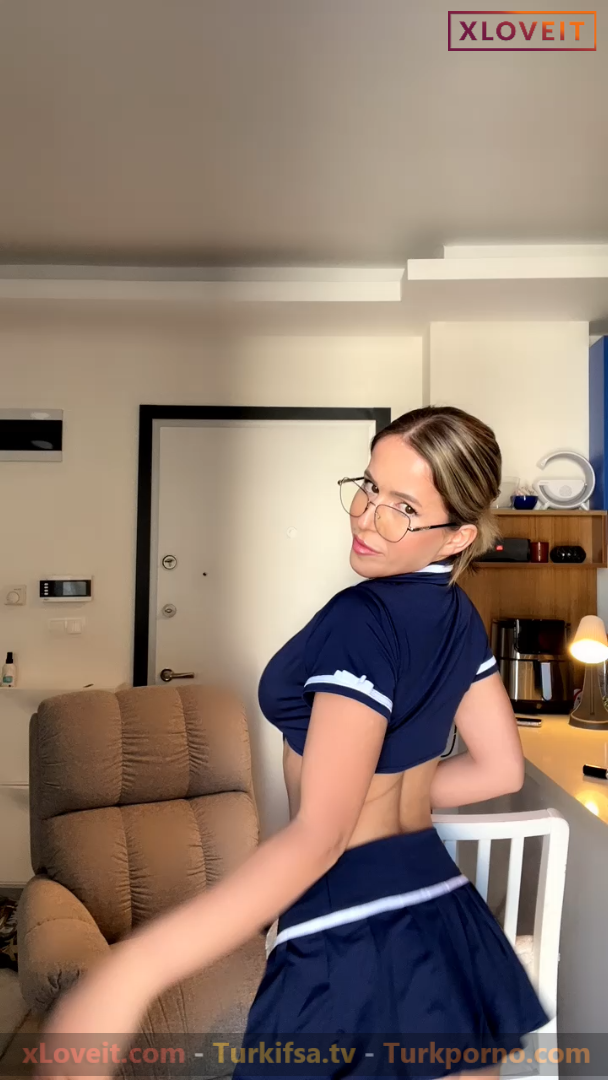 Sudezara ifşa İzmirli hatundan polis kostümlü yayın