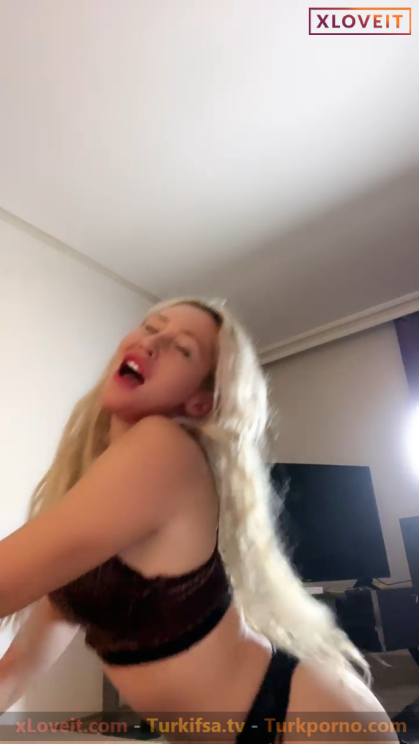 Ulyana ifşa Seksi hatundan jartiyerli göt show