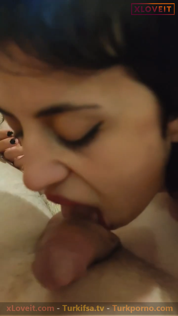 Ünili Sakso Hazal Yılmaz sikilmek için yaladı