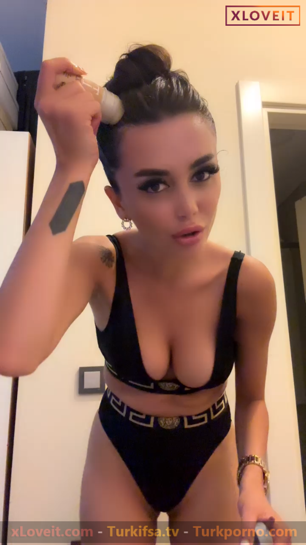 Ada Kumsal ifşa Seksi hatunun iç çamaşırlı normal yayını