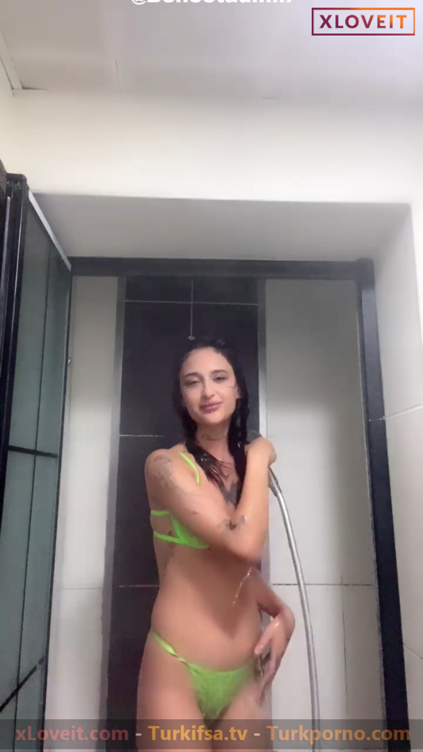 Ceren ifşa İç çamaşırlı suyun altına girdi