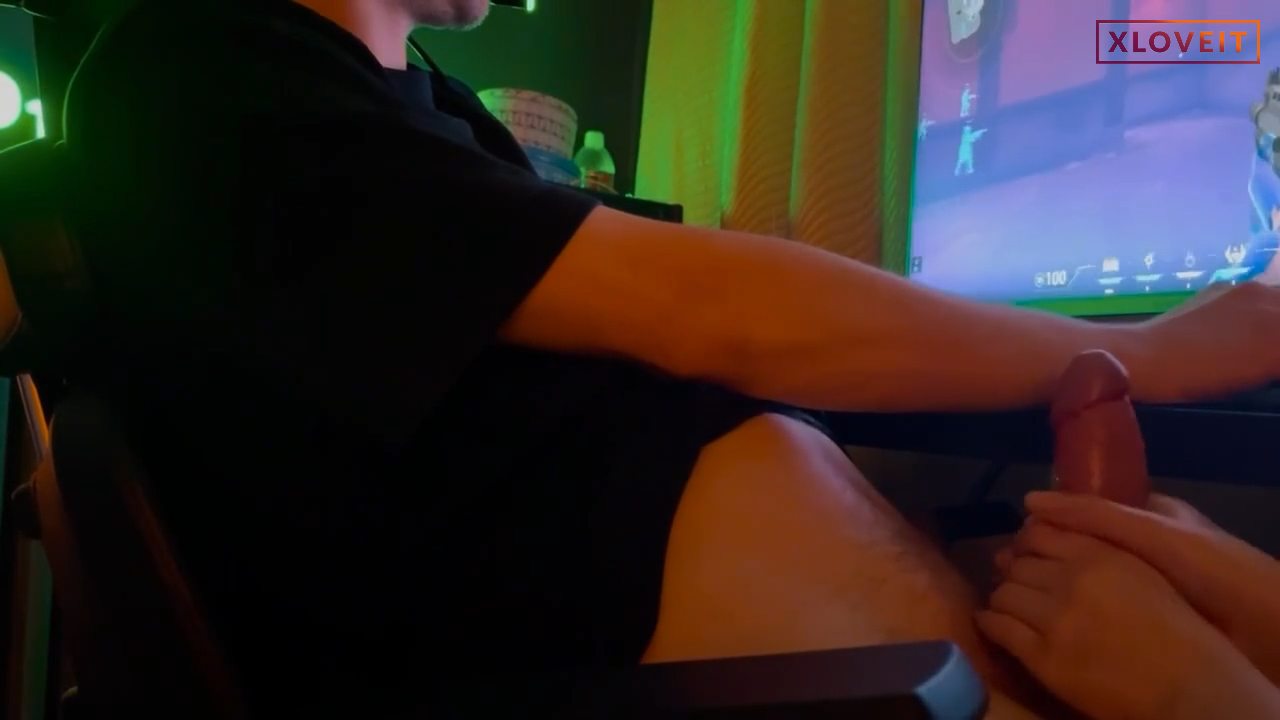 Handjob Porno CSGO oynayan manitasına 31 çekti