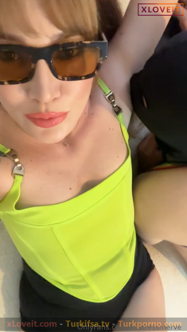 Koltuk altı fetiş Mistress Merve kölesine koltukaltı yalattı