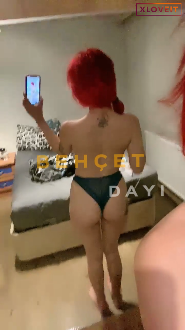 Lali ifşa Kızıl seksi kız aynadan meme avuçladı