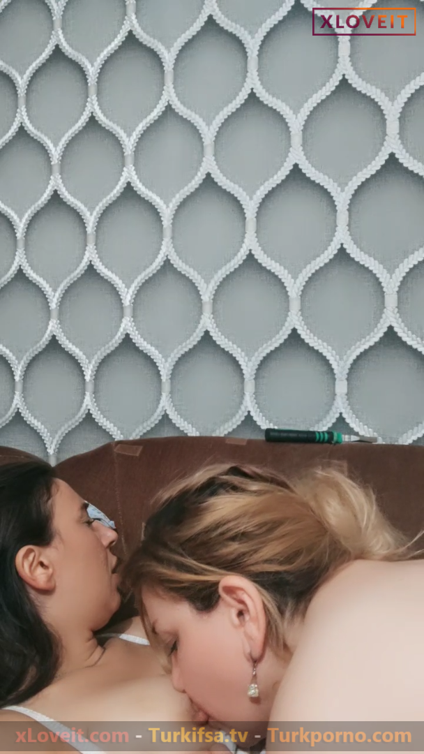 Olgun Lezbiyen Sarı Kız sevgilisiyle nude yayında