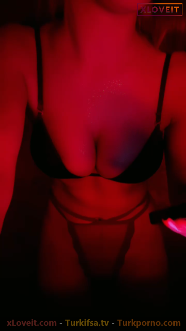 Sapla Sevilay ifşa Loş ışıkta meme kalça show