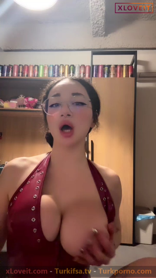 Tango Ayla ifşa Kıvırcık kız büyük memelerini avuçladı