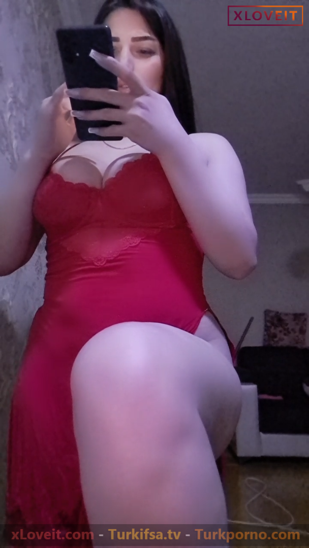 Tango Yıldız ifşa At gibi gacı kırmızı gecelikle