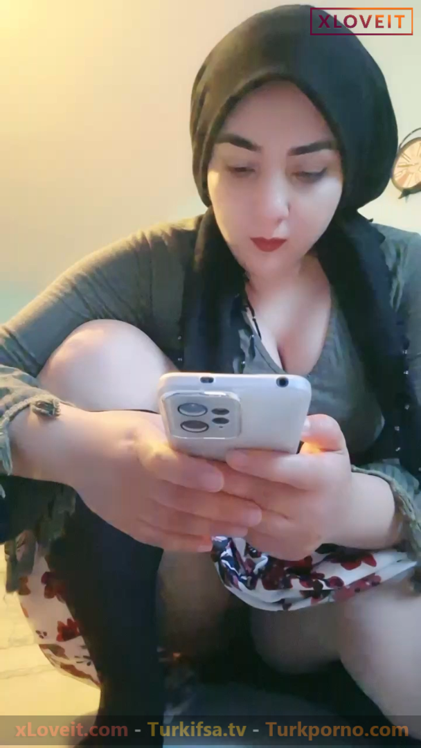 Türbanlı Öğretmen ifşa Yayında üstünü çıkarttı