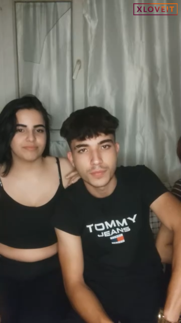 Yakıcı Kız ifşa 2 kız 1 keko canlı yayında