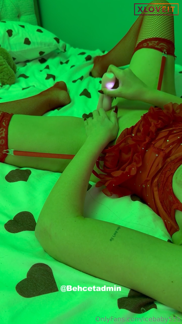 iceBaby555 Jartiyerli mastürbasyon yaptı