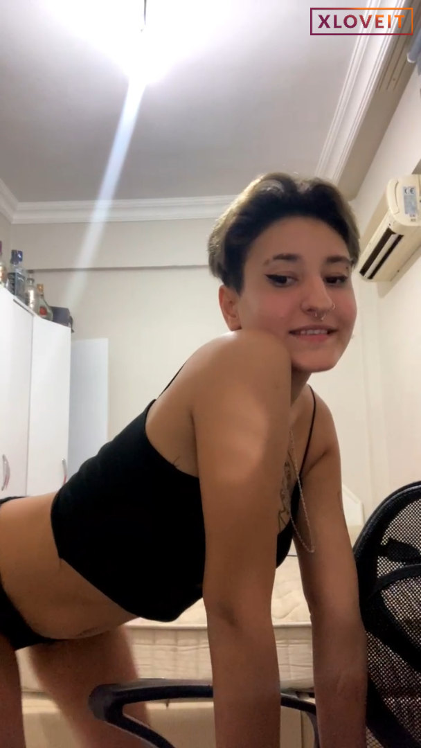 Meri Umuc ifşa Kısa saçlı dövmeli meme gösterdi