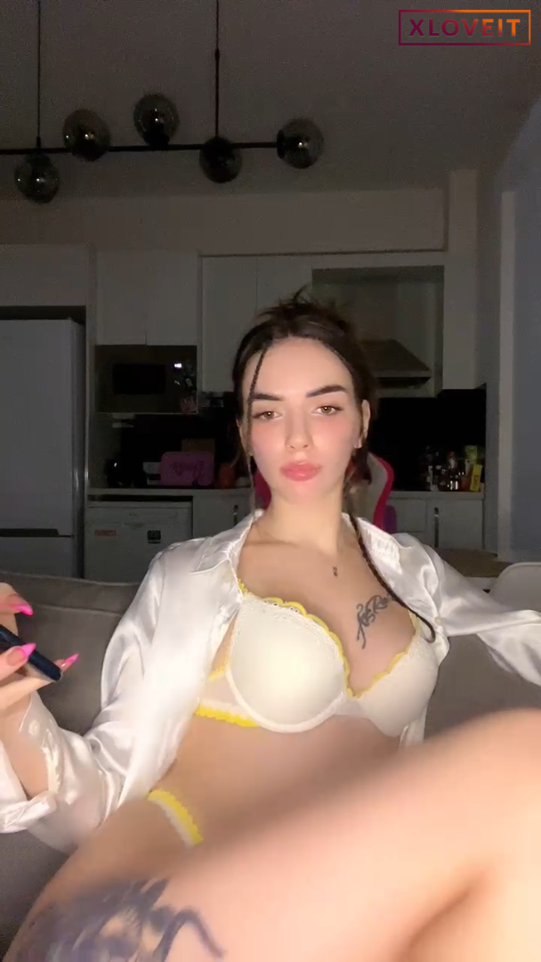 Tango Elaa ifşa Çıtır güzel uzun boylu kızın yayını