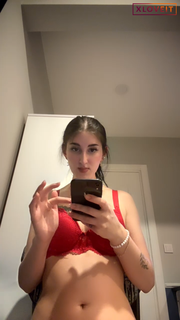 Tango Lena ifşa Kırmızı sütyenle yayında