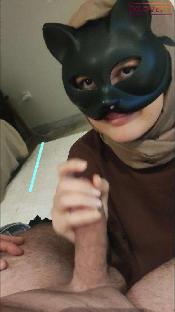 Türbanlı Porno Cardel kapalı ev hanımının ağzına boşaldı