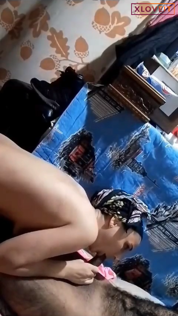 Türbanlı Porno Genç Yeni evli kocasını aldattı